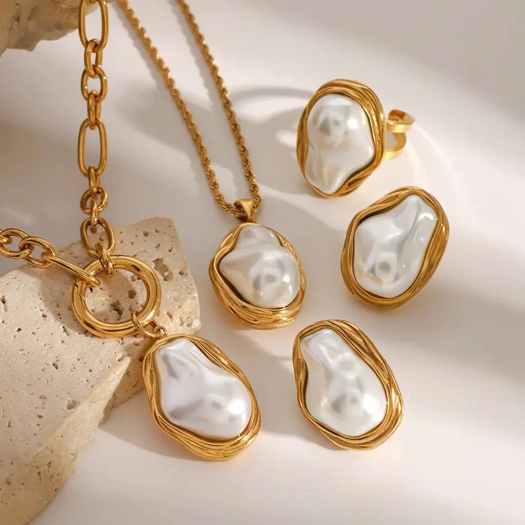 Shelby Baroque Pearl Pendant Necklace